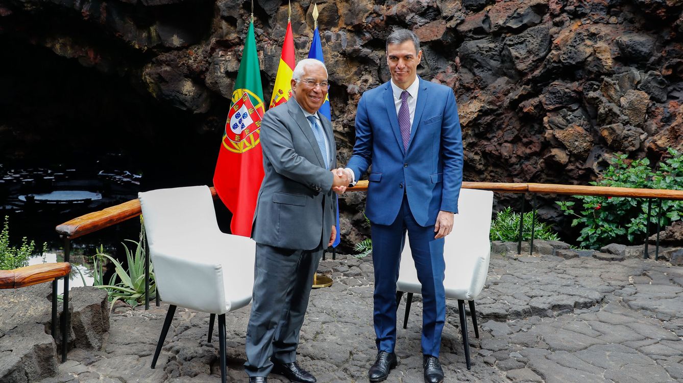 Foto: El presidente del Gobierno, Pedro Sánchez (d), se reúne con el primer ministro portugués, António Costa (i), en los Jameos del Agua, Lanzarote, al inicio de la 34 Cumbre Hispano-Portuguesa. (EFE/Elvira Urquijo A.)