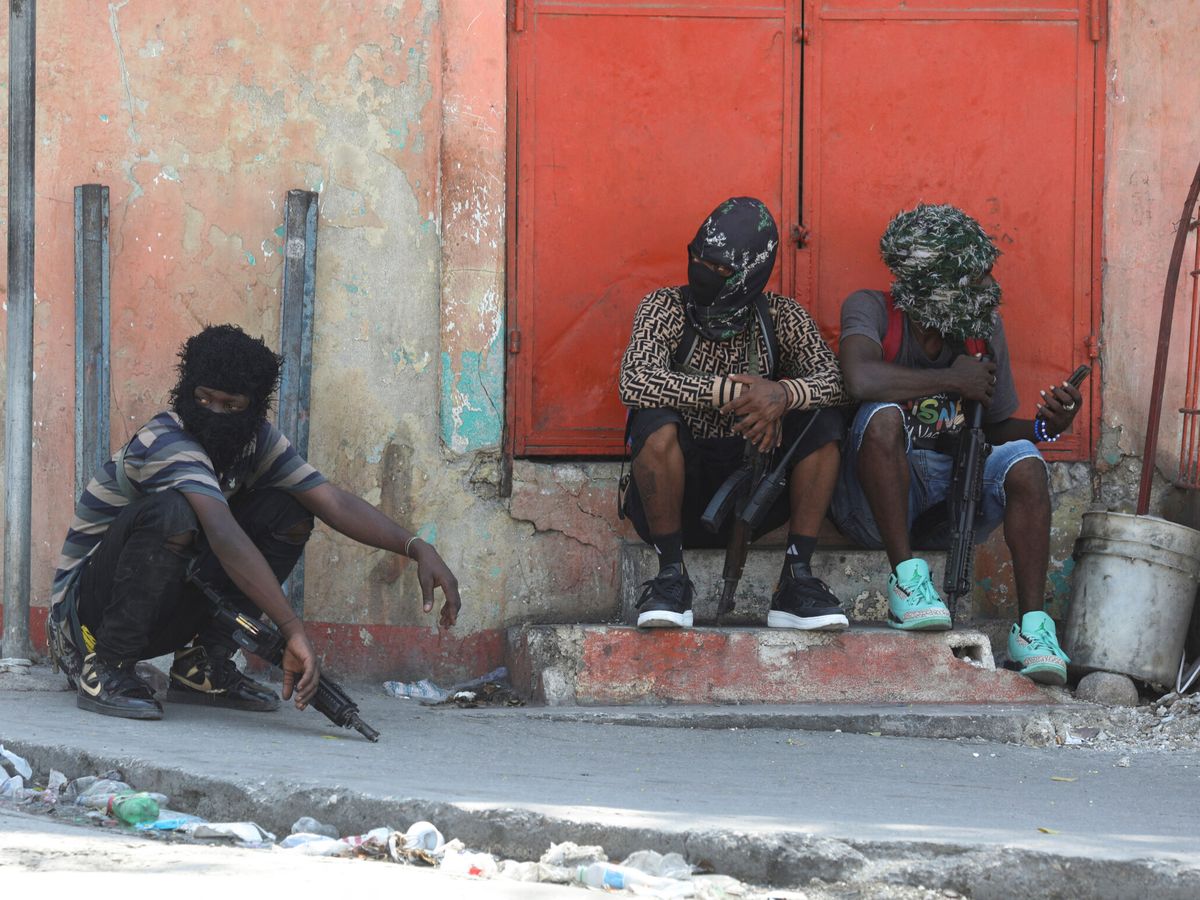Foto: Pandilleros al servicio de Jimmy Cherizier en Puerto Príncipe el pasado 11 de marzo. (Reuters/Ralph Tedy Erol)