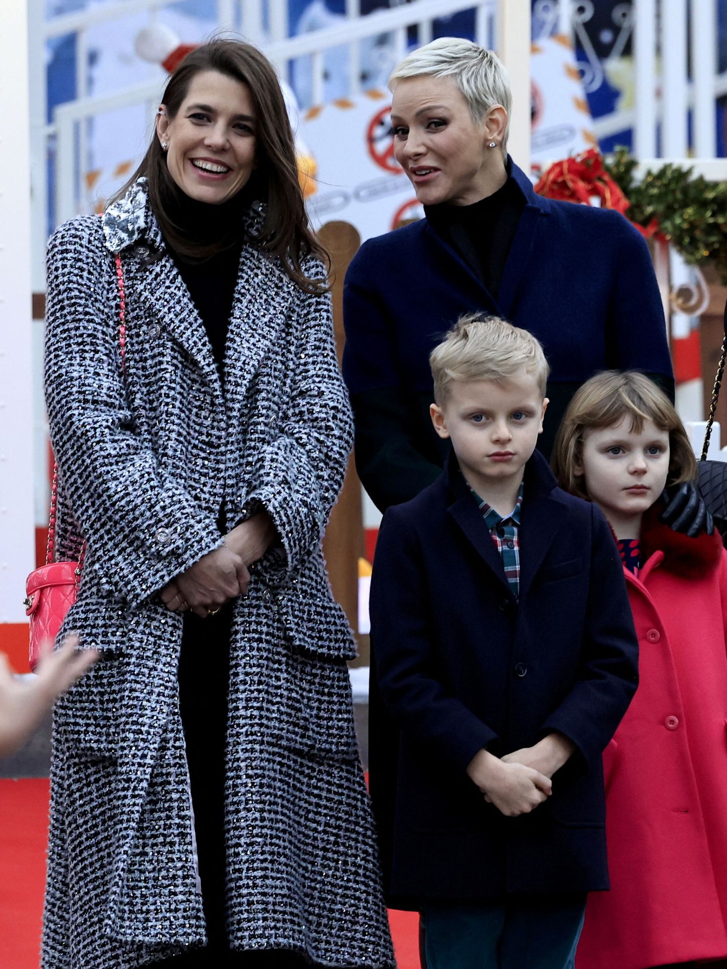 Carlota Casiraghi y la princesa Charlène,  junto a los pequeños Jacques y Gabriella. (Reuters/Valery Hache)