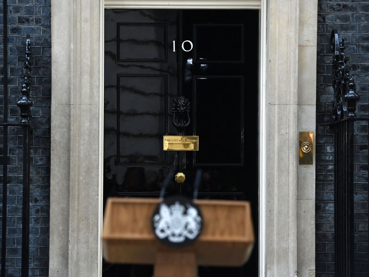 Foto: El número 10 de Downing Street busca inquilino. (EFE/Andy Rain)