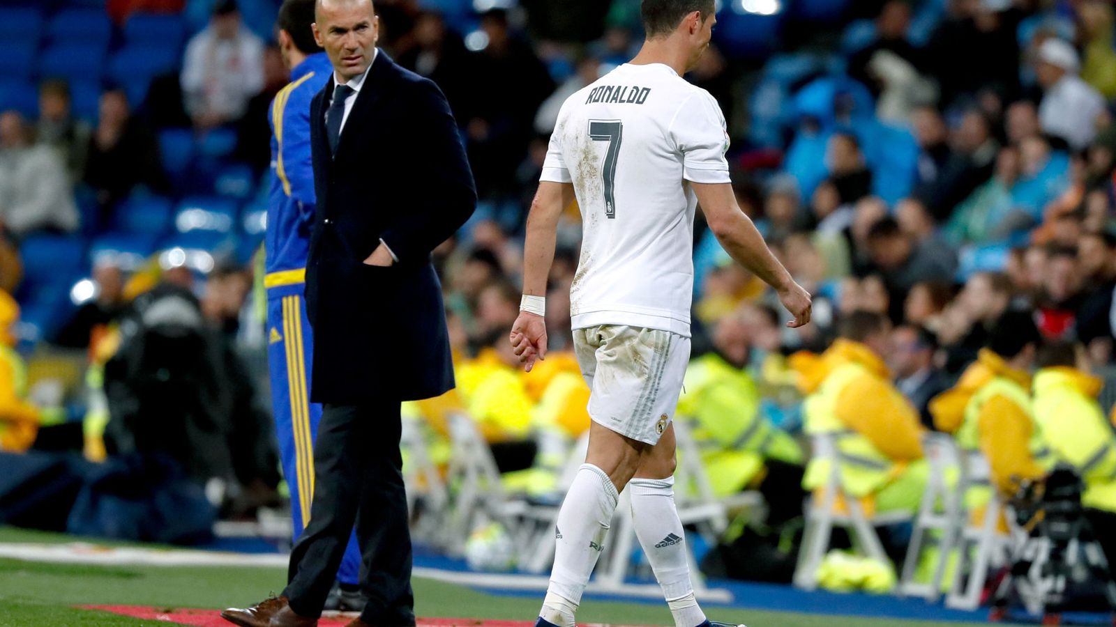 Foto: Zidane mira como Cristiano se retira del campo (EFE)