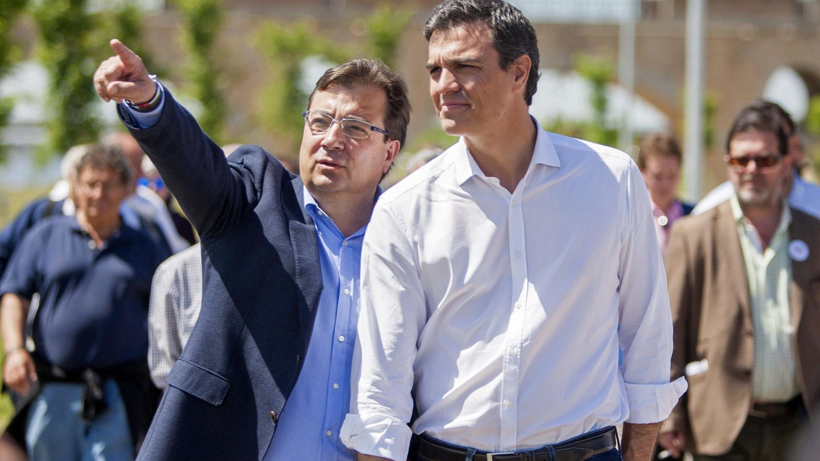 Foto: El secretario general del PSOE, Pedro Sánchez (d), acompañado por el candidato socialista a la Junta de Extremadura, Guillermo Fernández Vara (i). (EFE)