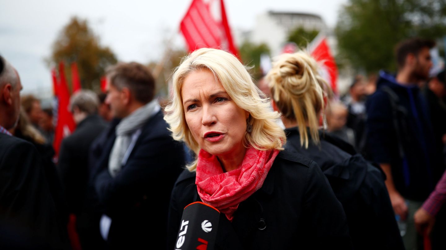 La socialdemócrata Manuela Schwesig, exministra de Familia, habla a los medios tras una protesta contra un crimen en Chemnitz. (Reuters)
