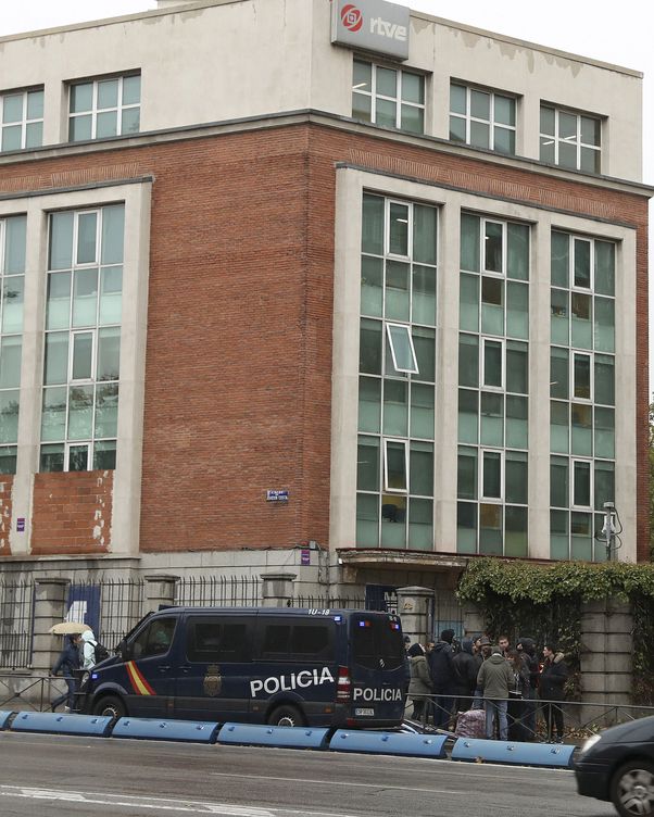 Desalojo de la antigua sede del NO-DO, 'okupada' por Hogar Social Madrid. (EFE)