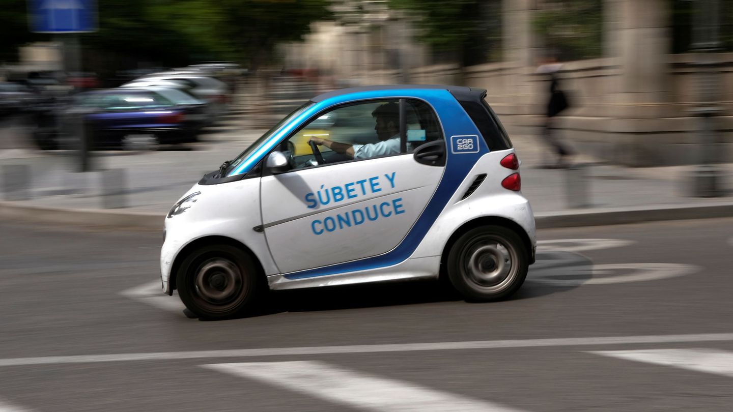 Coche eléctrico de carsharing circulando por Madrid (Reuters)