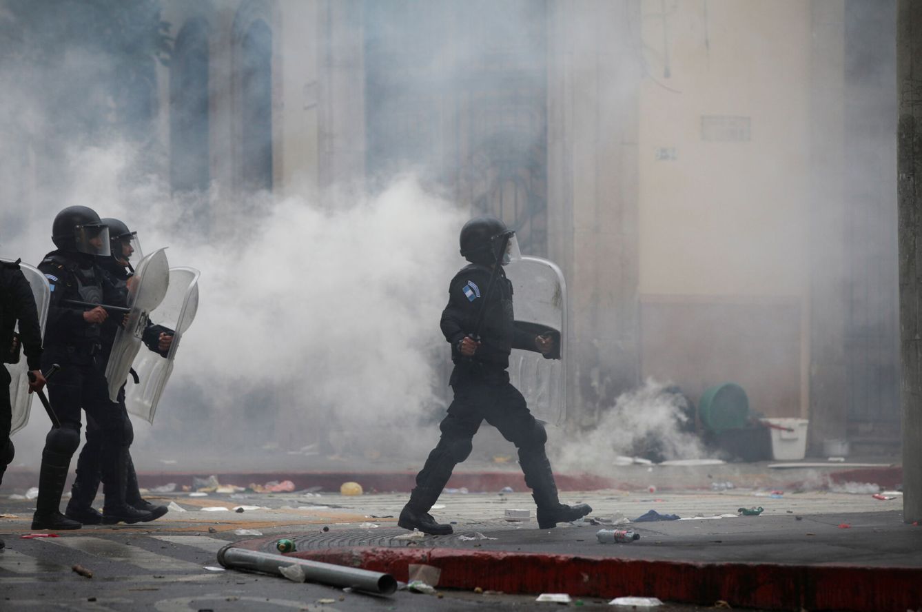 Policías antidisturbios en Guatemala. (Reuters) 