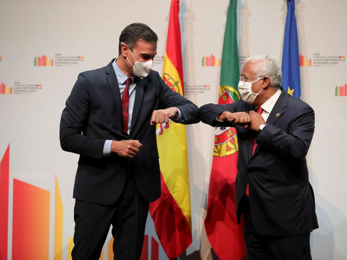 Foto: El presidente del Gobierno, Pedro Sánchez (i), y el primer ministro portugués, António Costa (d). (EFE)