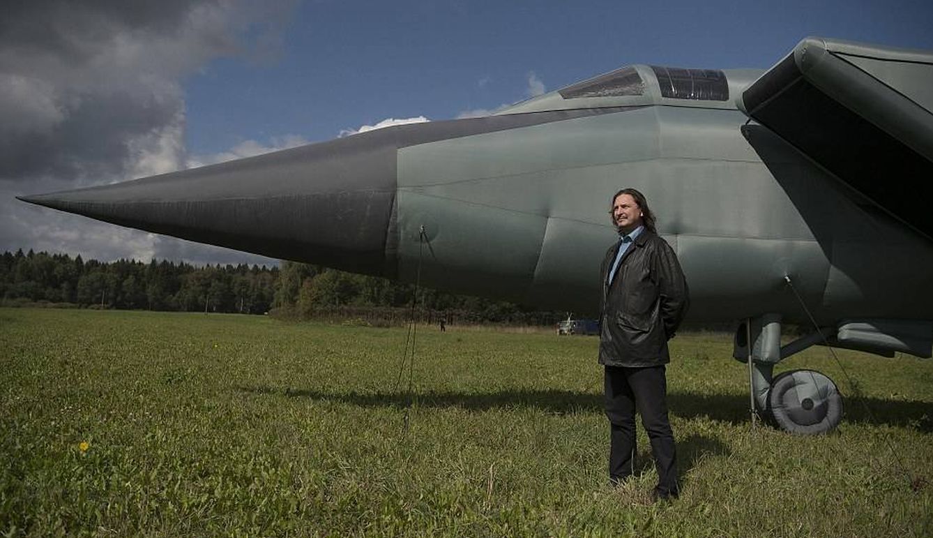 Uno de los directivos de la empresa rusa Rusbal, junto a un caza inflable. 