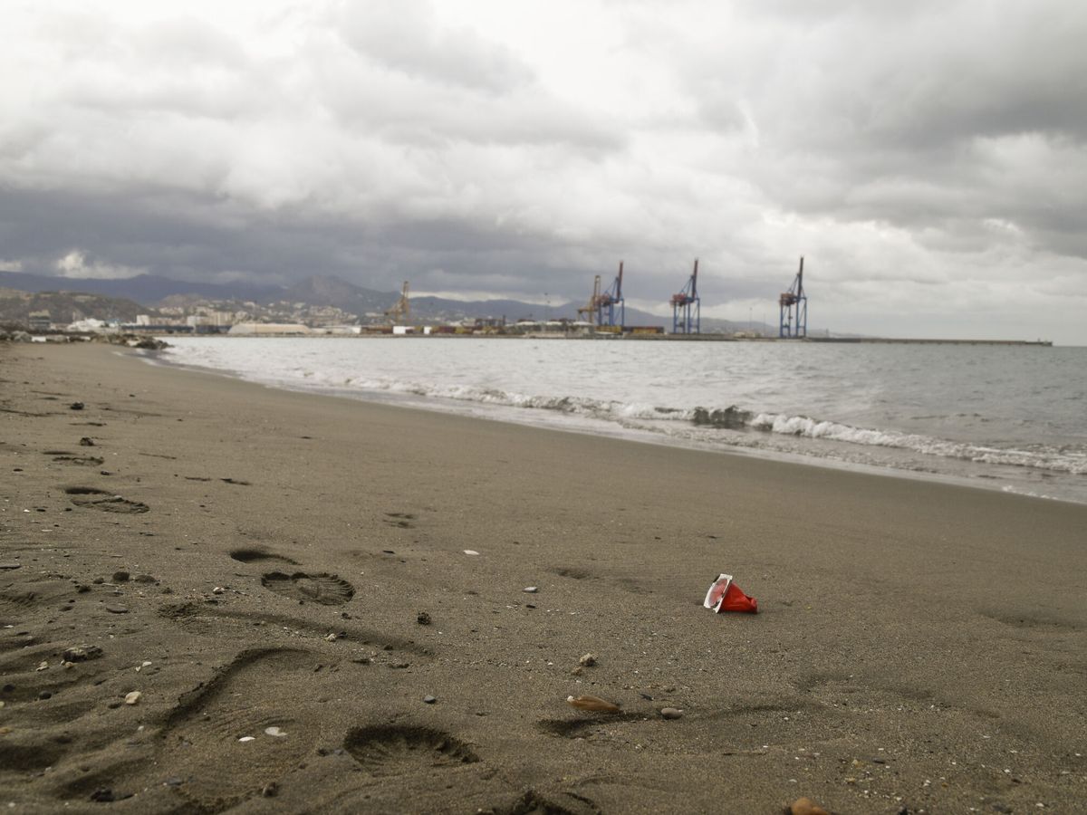 Foto: Buscan por aire y mar a un hombre que salió a practicar padelsurf. (EFE/Irene Martín Morales)