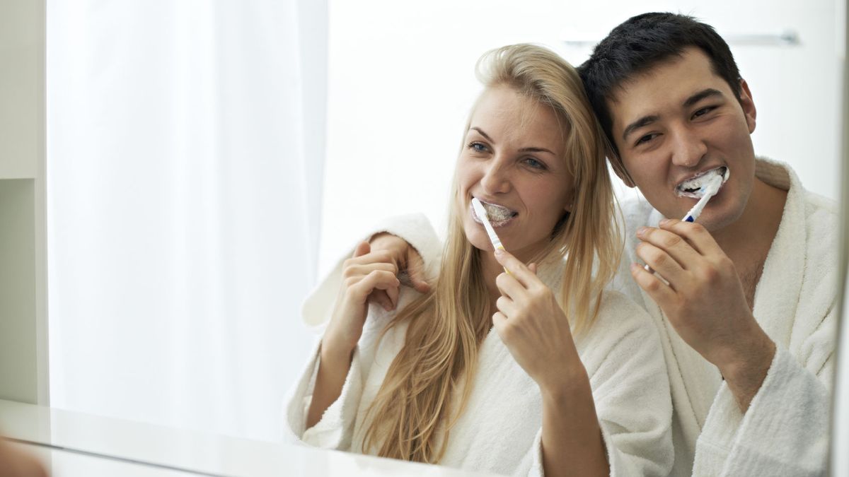 Aunque no te des cuenta, tus dientes están fatal tras las fiestas: lo que debes hacer