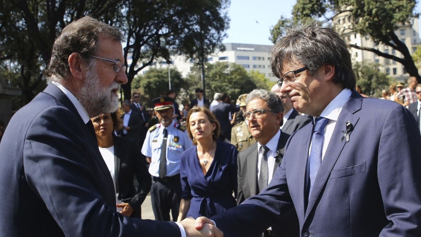Mariano Rajoy saluda a Carles Puigdemont. (EFE)