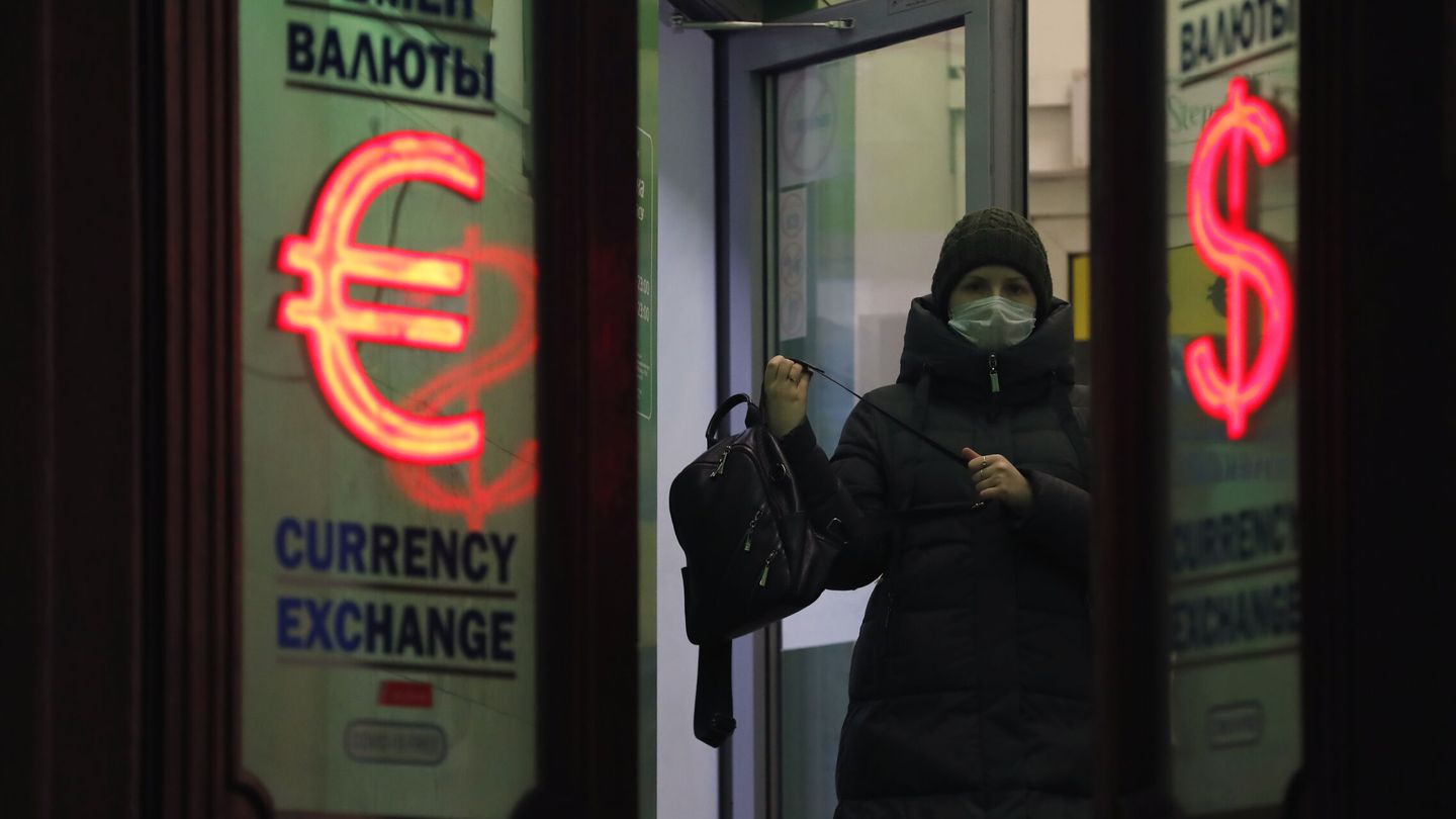 Un 'exchange' de dinero fiat en San Petersburgo. (EFE/EPA/Anatoly Maltsev)