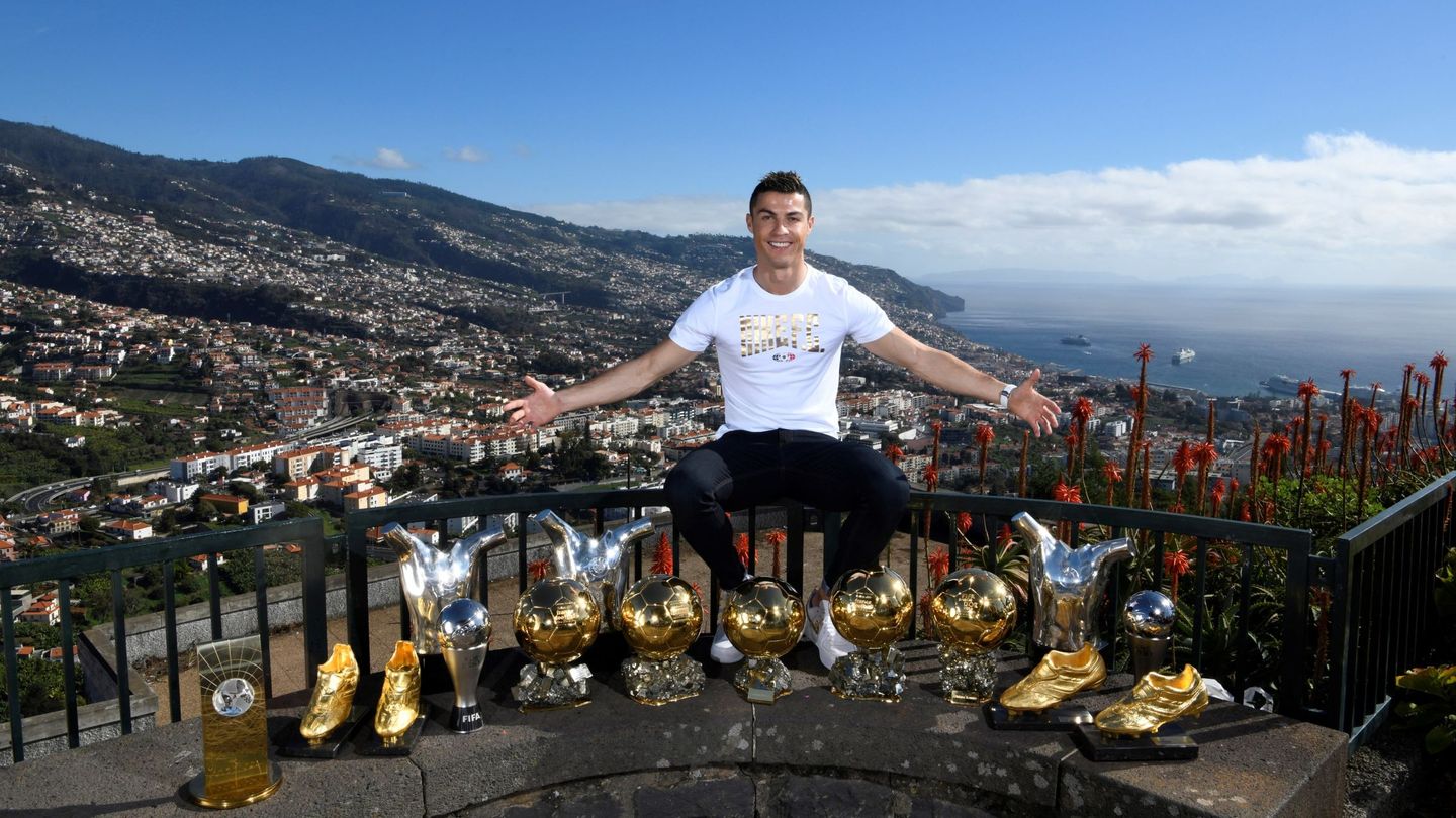 Cristiano, con todos sus trofeos individuales. (EFE)