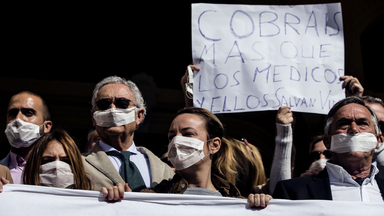 Foto: Unas 300 personas se manifiestan contra la huelga de basura en Málaga. (EFE)