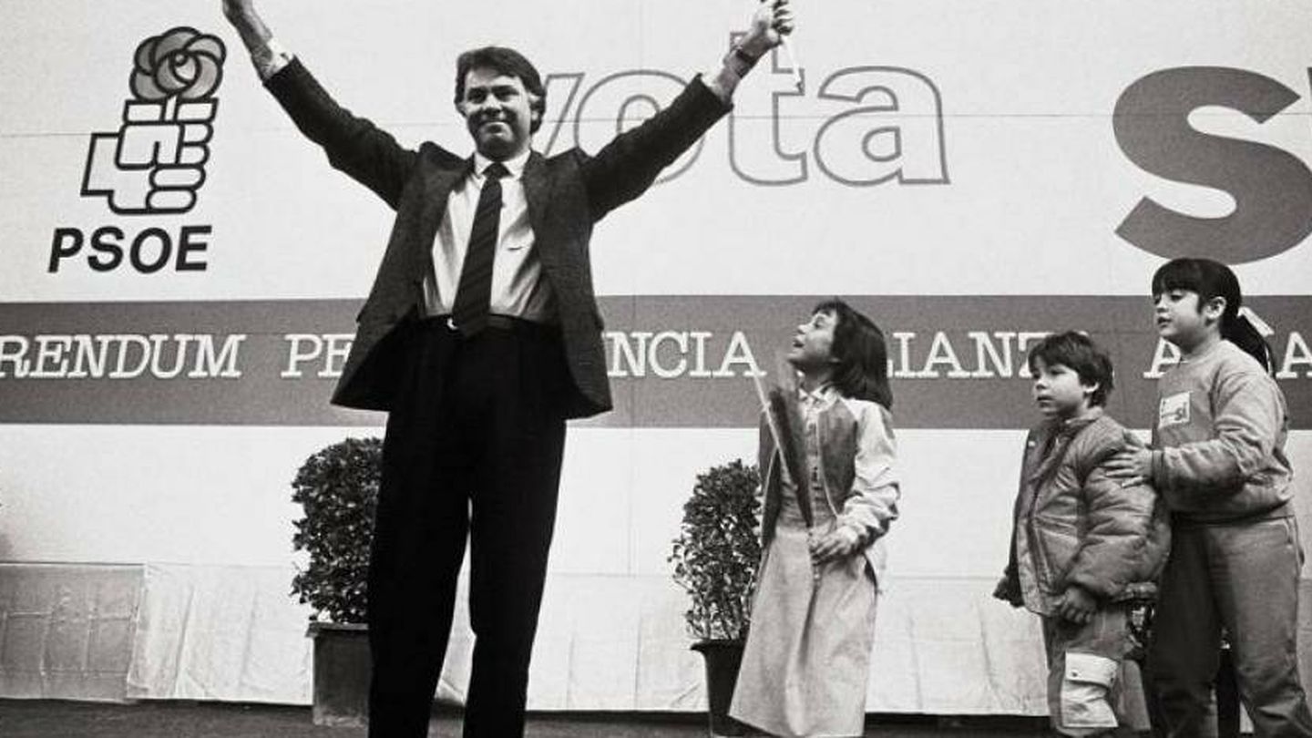 Felipe González celebra el triunfo de las elecciones generales de 1982.