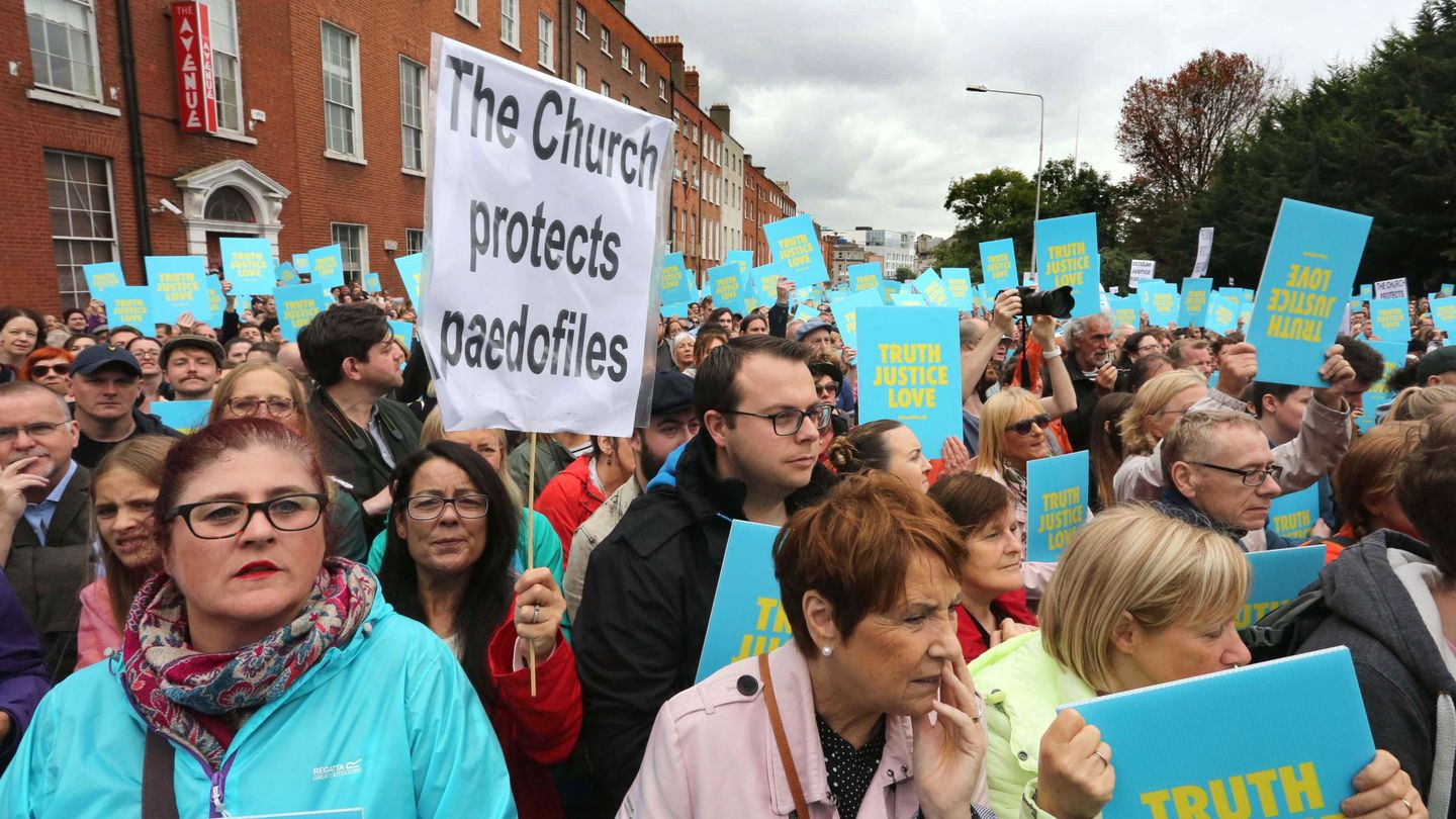 Protesta ante la visita del Papa en Irlanda. (Reuters)