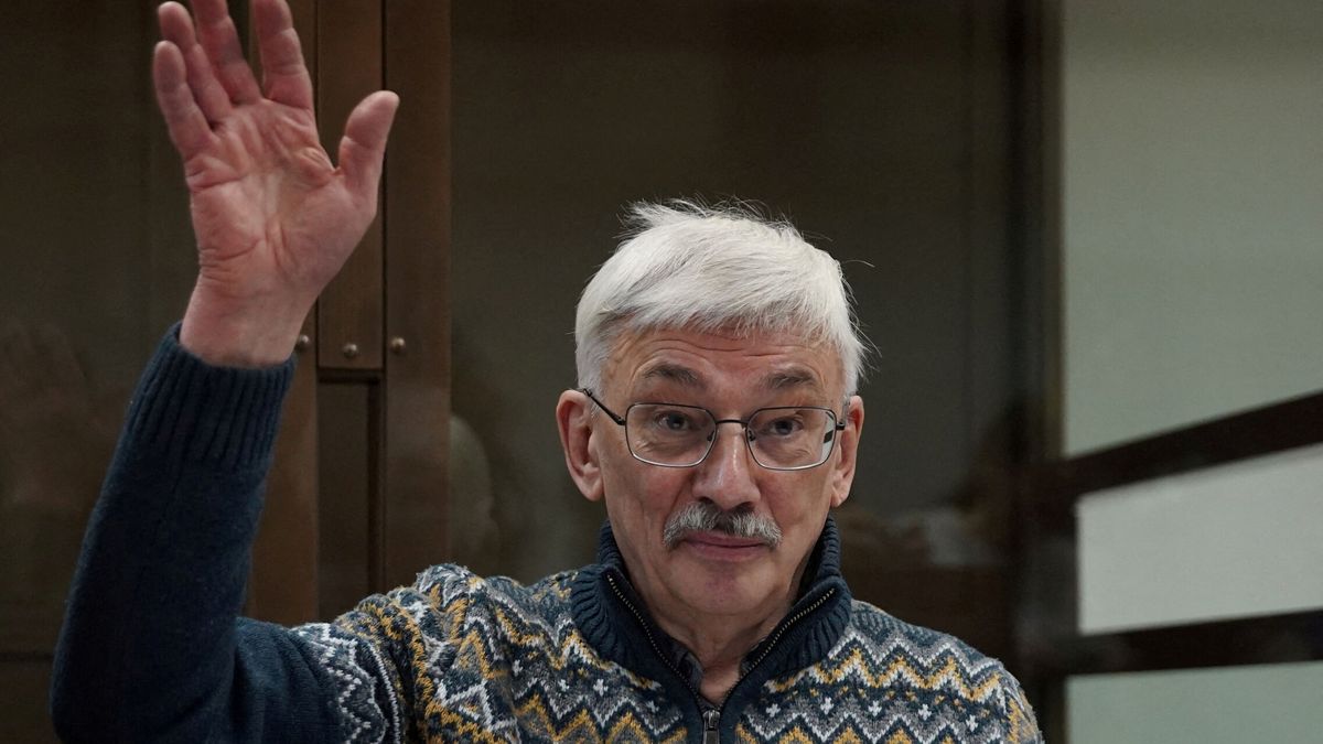 Condenan a dos años y medio de cárcel a Oleg Orlov, líder de Memorial y Nobel de la Paz en 2022