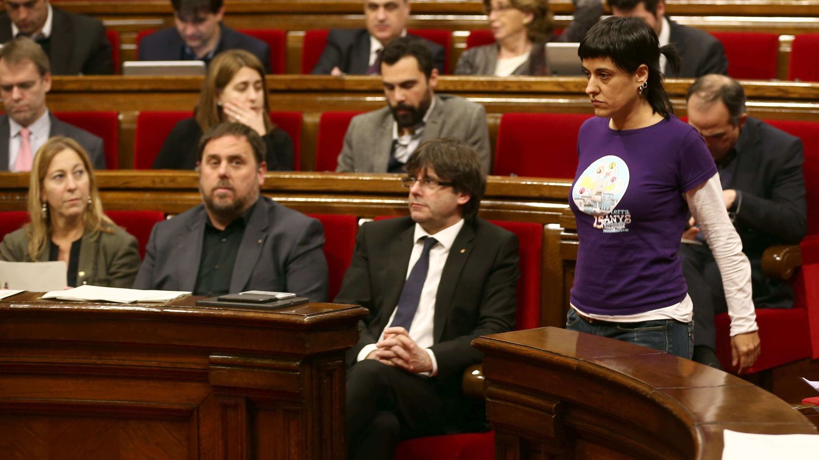 Foto:  La diputada de la CUP Anna Gabriel pasa ante el presidente de la Generalitat, Carles Puigdemont (c), y el vicepresidente, Oriol Junqueras. (EFE)
