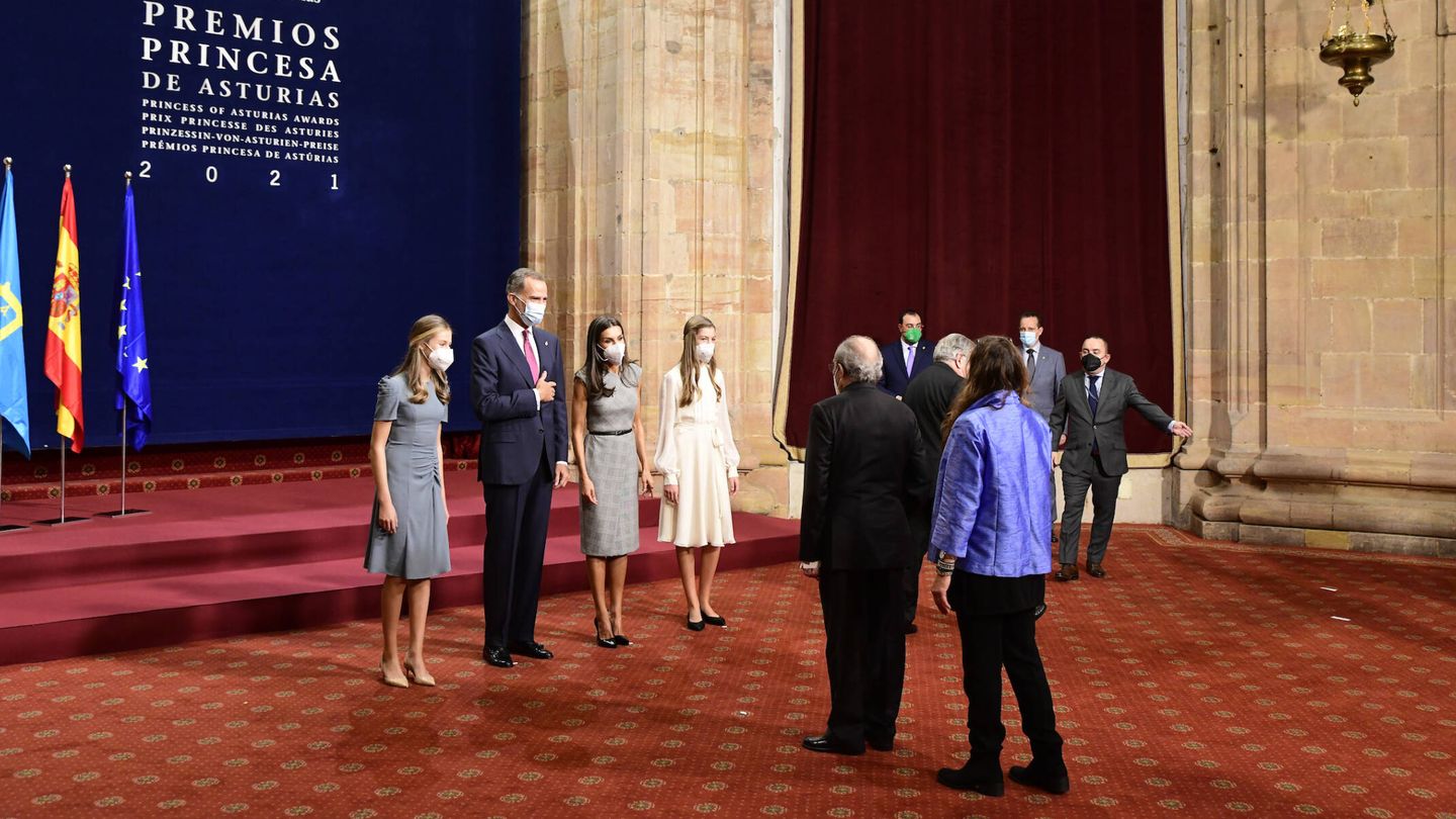 La familia real, junto con los galardonados con las Medallas de Asturias 2021. (Limited Pictures)
