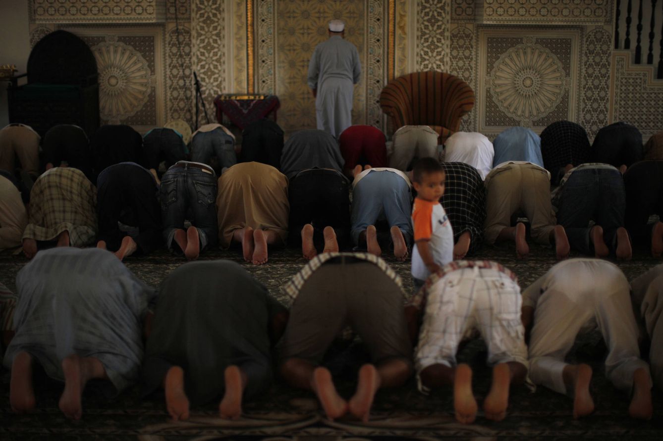 Musulmanes rezan en la mezquita de Fuengirola, en agosto de 2011 (Reuters).