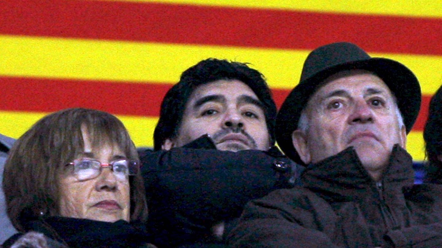 Maradona, en el Camp Nou. (EFE/Xavier Bertral)