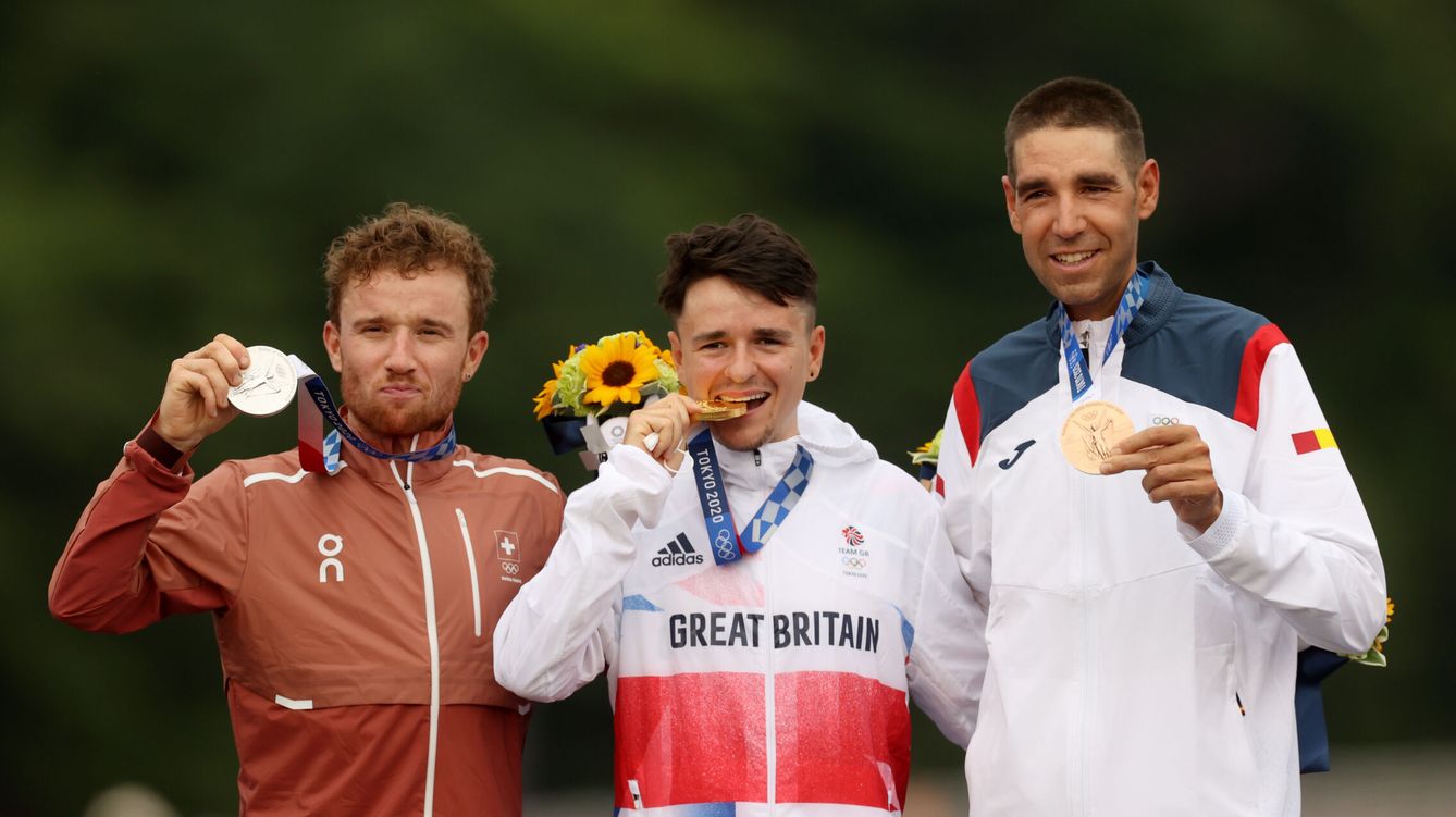 Foto: Tom Pidcock, Mathias Fluckiger y David Valero, en la entrega de medallas. (Reuters)