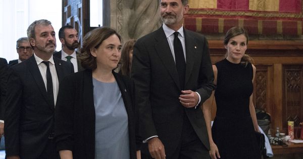 Foto: Ada Colau, Felipe VI y doña Letizia, en el Ayuntamiento de Barcelona. (Sergio Barrenechea / Reuters)