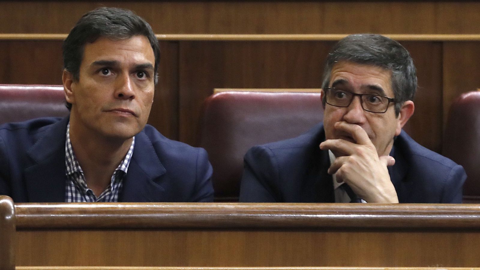 Foto: Pedro Sánchez y Patxi López, el pasado 26 de octubre en el Congreso, antes de que el ex secretario general renunciara a su escaño. (EFE)