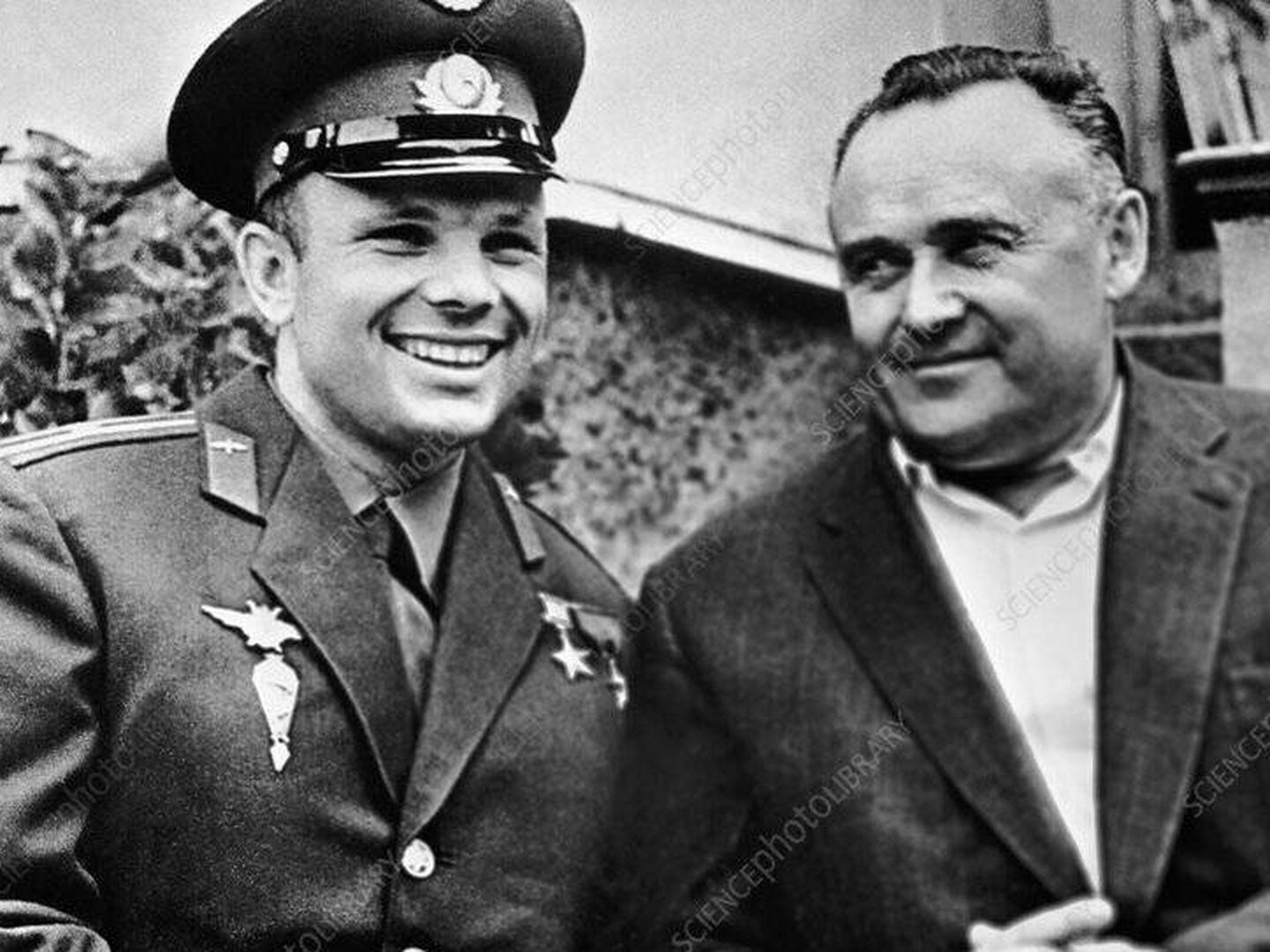 Yuri Gagarin, primer hombre en órbita, y Sergei Korolev