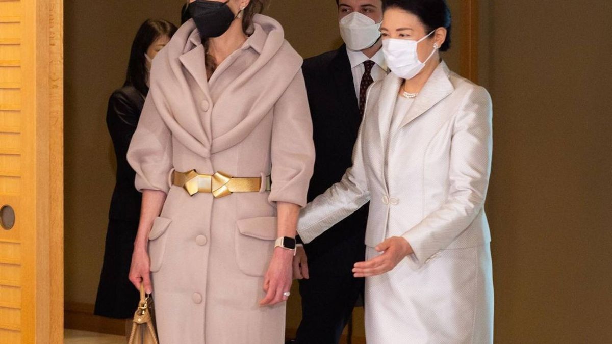 El original abrigo de Rania de Jordania acapara toda la atención en Japón