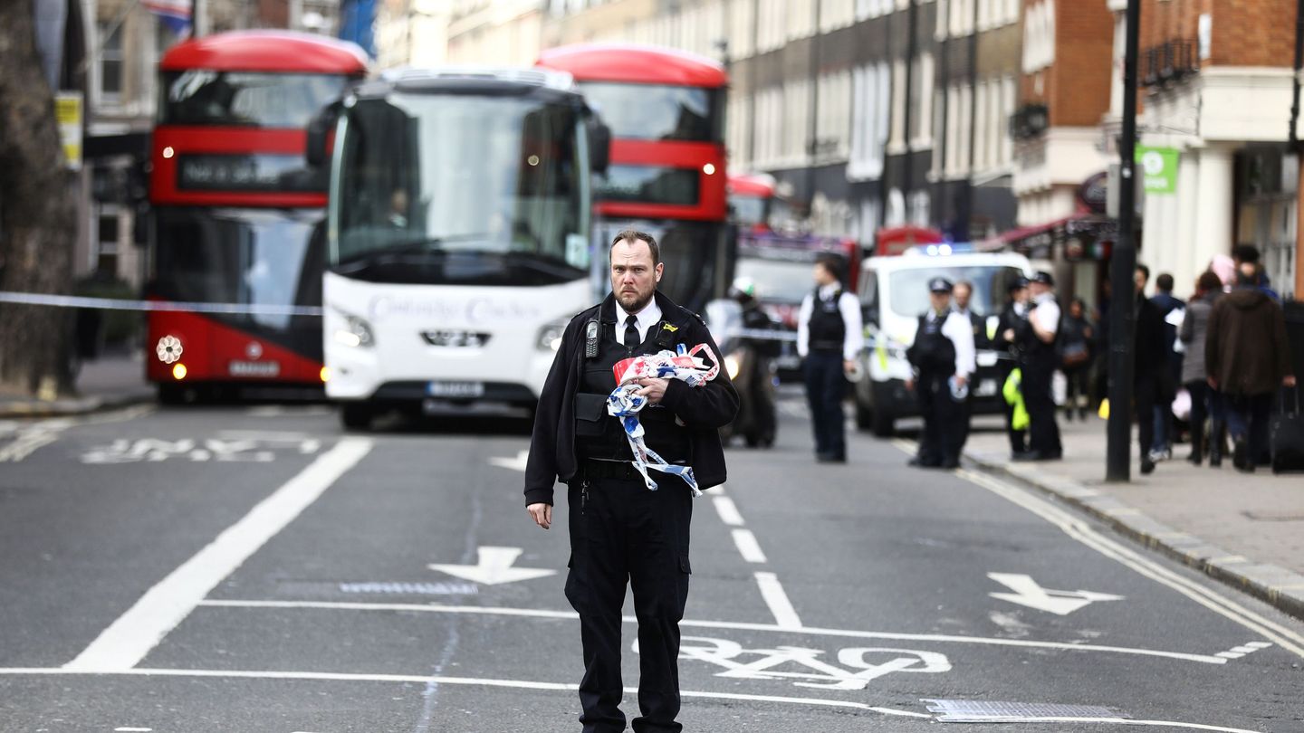 La policía registra la sede de Cambridge Analytica en Londres. (Reuters)