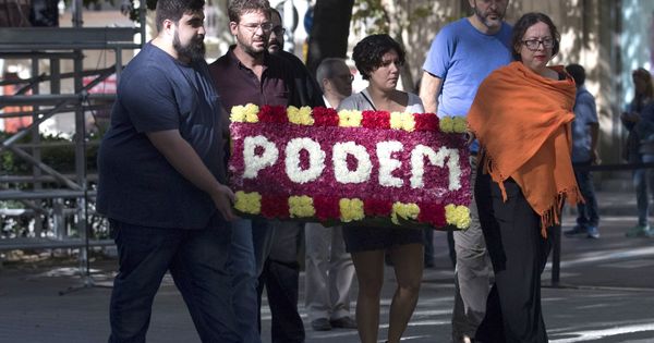 Foto: El líder de Podem, Albano Dante Fachin (2i), en la ofrenda floral al monumento a Rafael Casanova con motivo de la celebración de la Diada. (EFE)