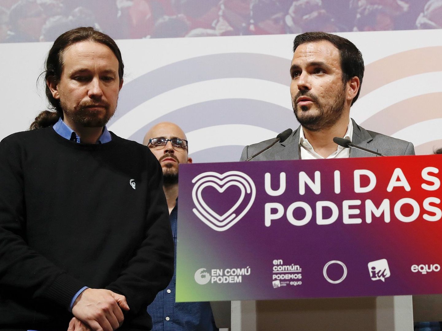El coordinador federal de IU, Alberto Garzón (c), junto al candidato de Unidas Podemos, Pablo Iglesias (i). (EFE)