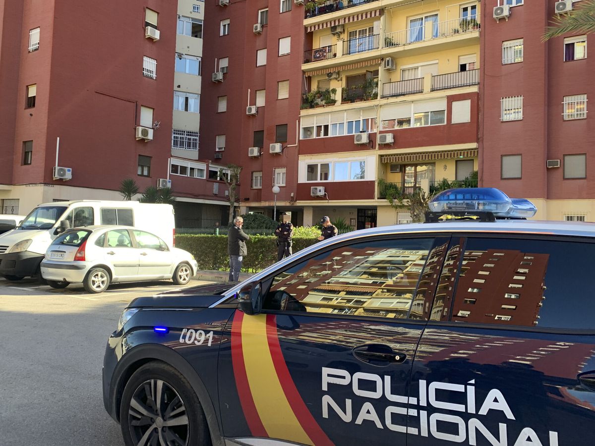 Foto: Vista de un vehículo de la Policía Nacional en Dos Hermanas, Sevilla. (EFE/Fermín Cabanillas)