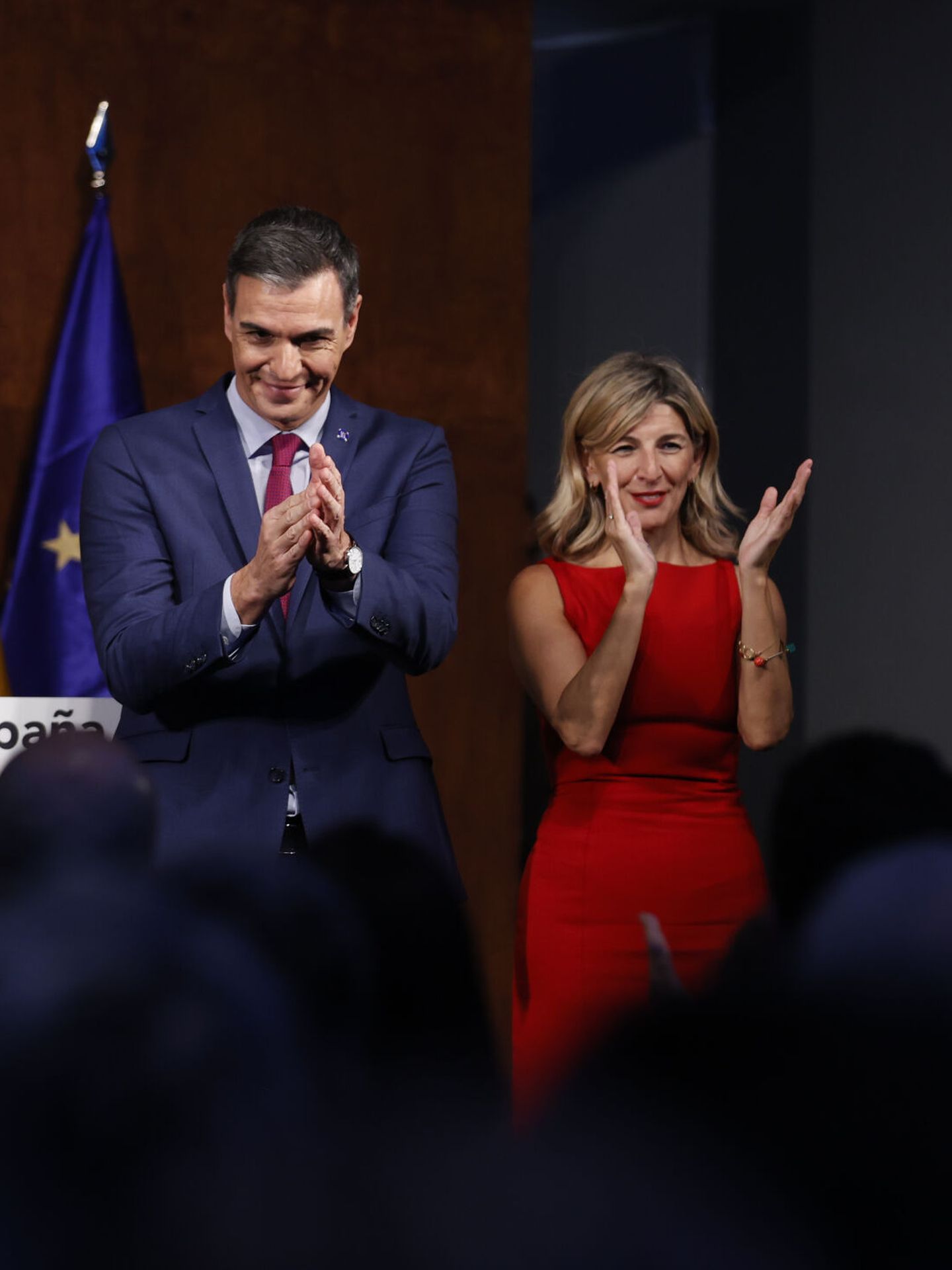 Pedro Sánchez y Yolanda Díaz firman el acuerdo programático entre el PSOE y Sumar. (EFE/Emilio Naranjo)