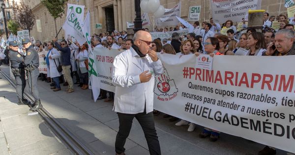 Foto: Manifestación de médicos de atención primaria de Andalucía, en noviembre de 2018, en Sevilla. (EFE)