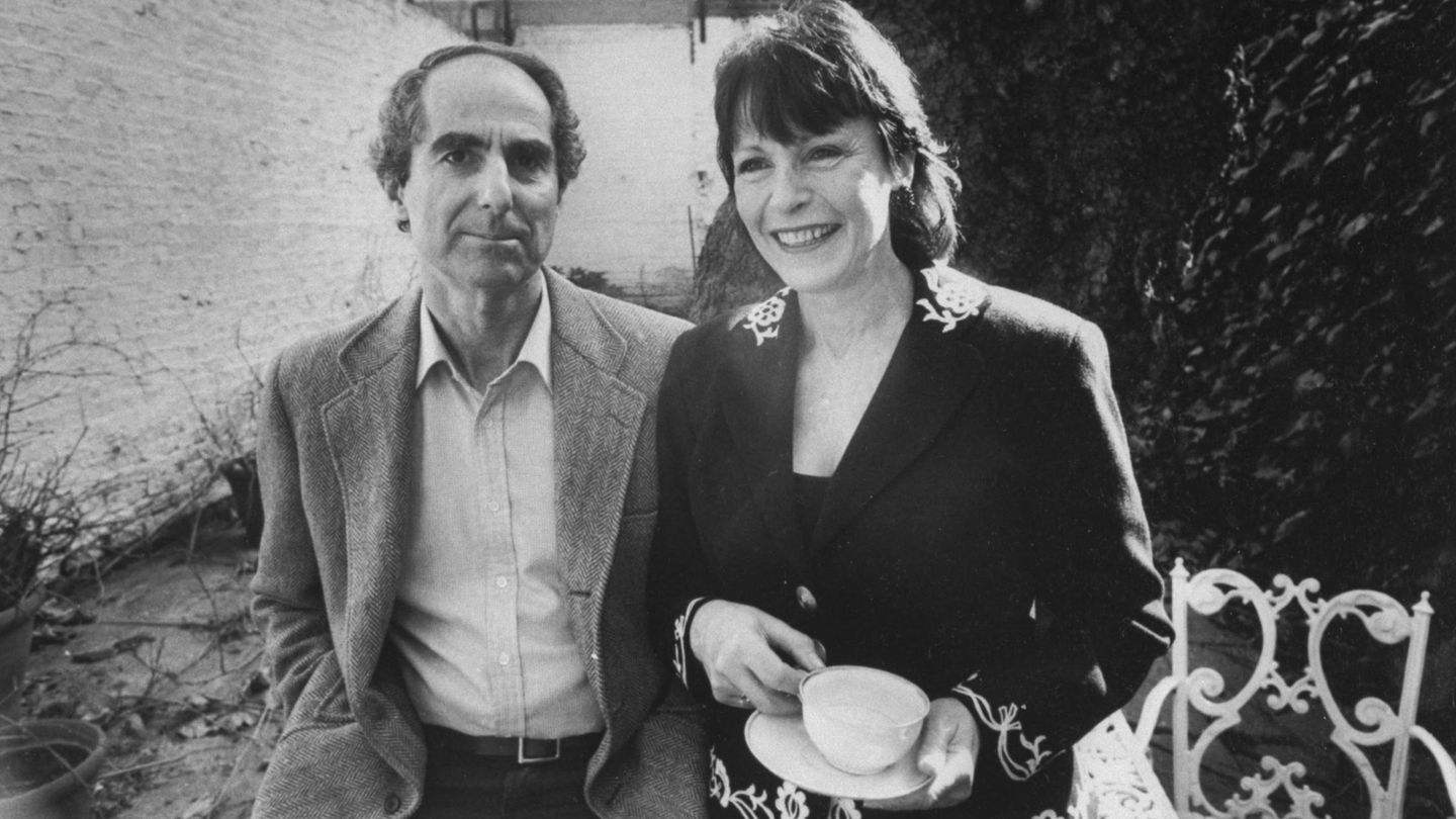 Philip Roth con la actriz Claire Bloom, antes de casarse. (Getty)