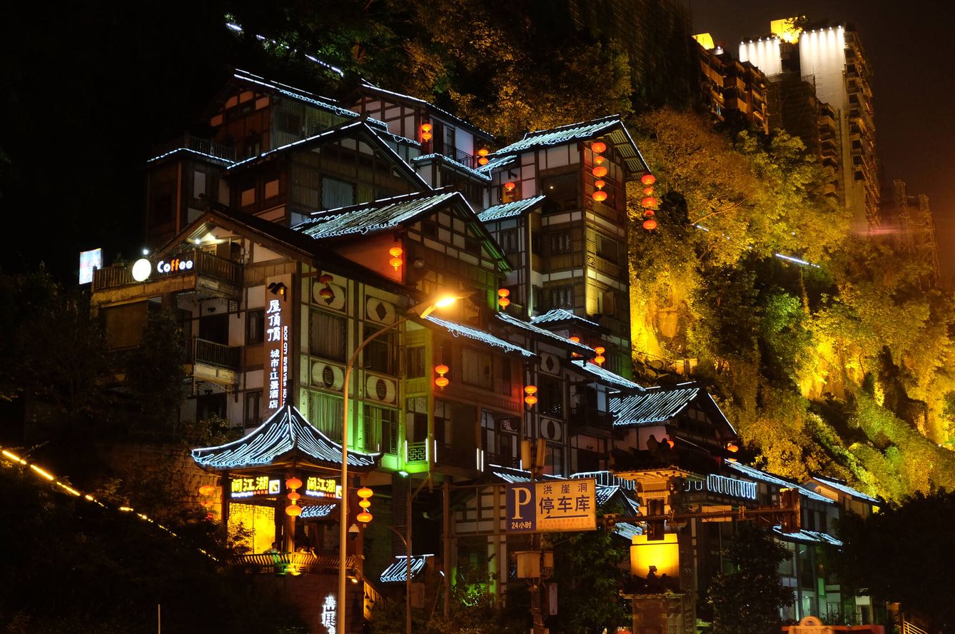 Edificios antiguos de Hong Ya Dong en Chongqing, China, los cuales parecen haber salido de la película de Miyazaki. (iStock)