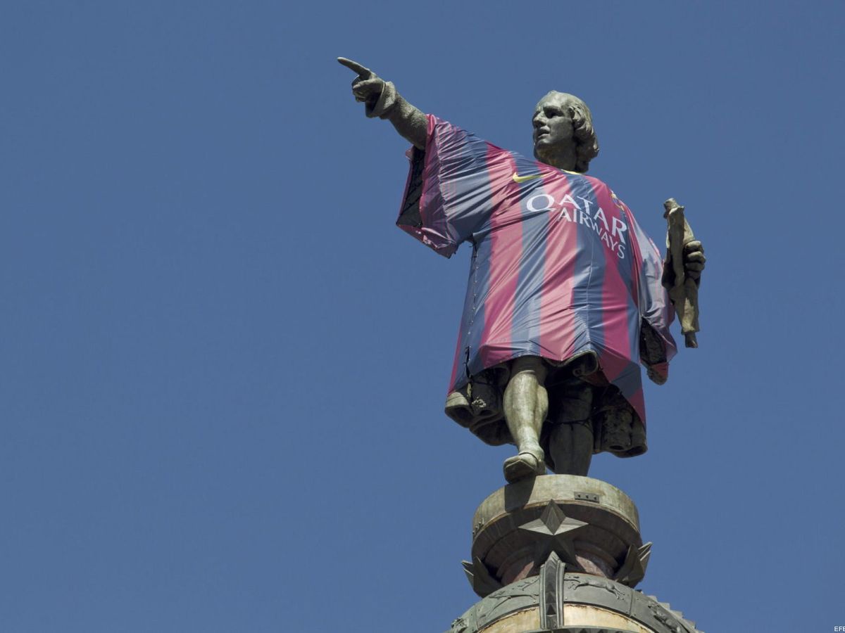 Foto: Estatua de Cristobal Colón en Barcelona con la camiseta del Barça. (EFE/Alejandro García)