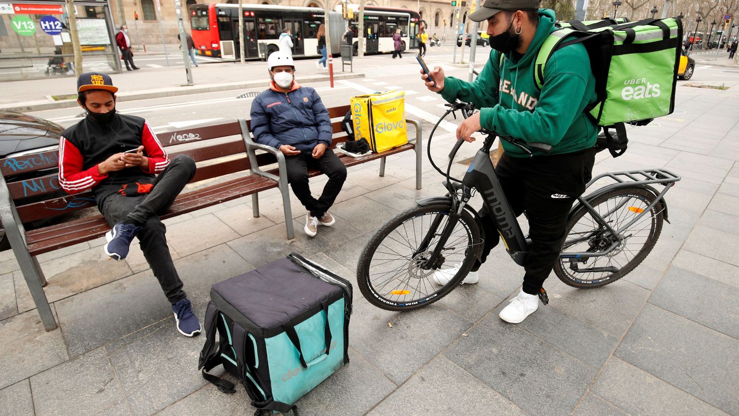 Repartidores de Glovo, Uber Eats y Deliveroo, en Barcelona. (Reuters)