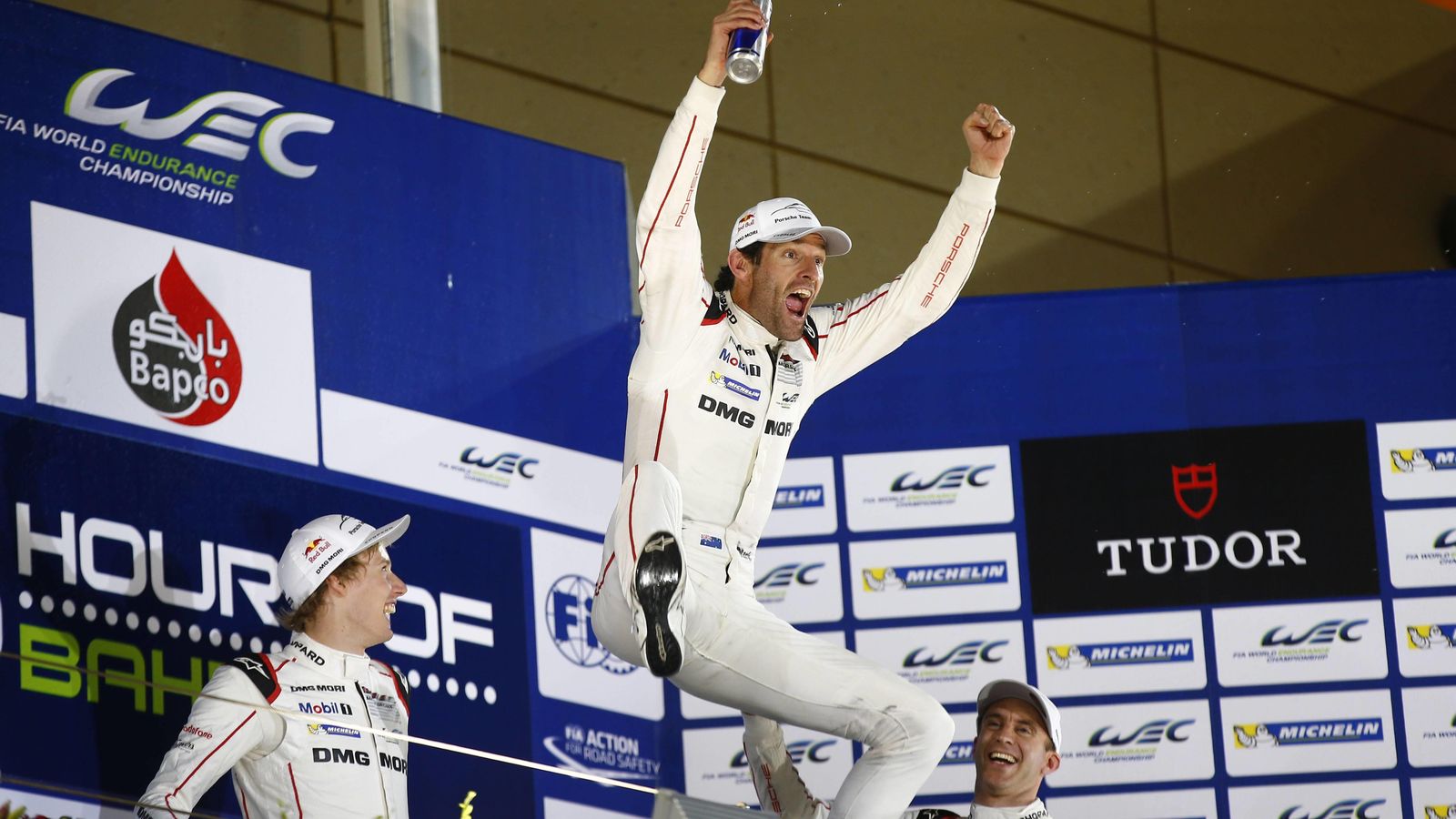 Foto: Webber celebra el título en el podio de Baréin (Imago)