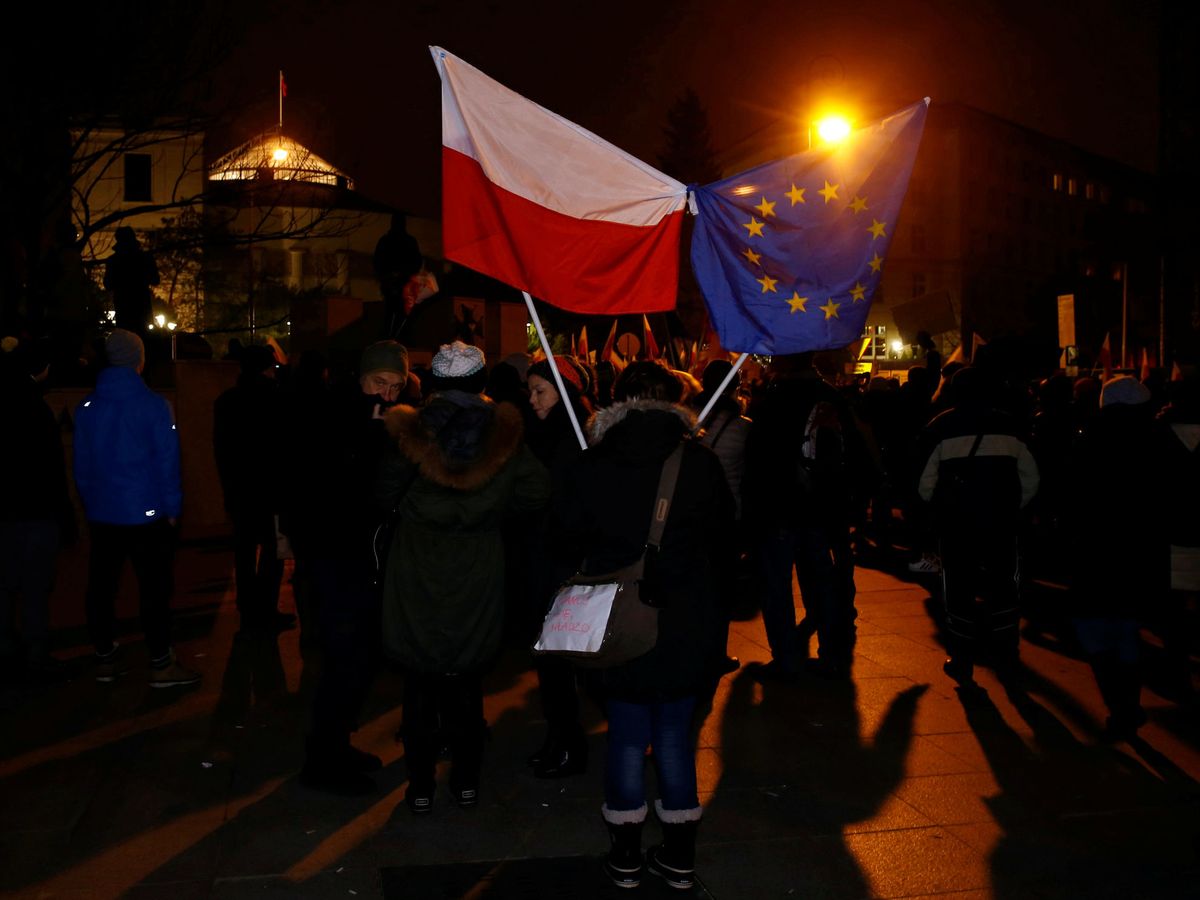 Foto: Un manifestante frente al Parlamento polaco en 2016. (Reuters)