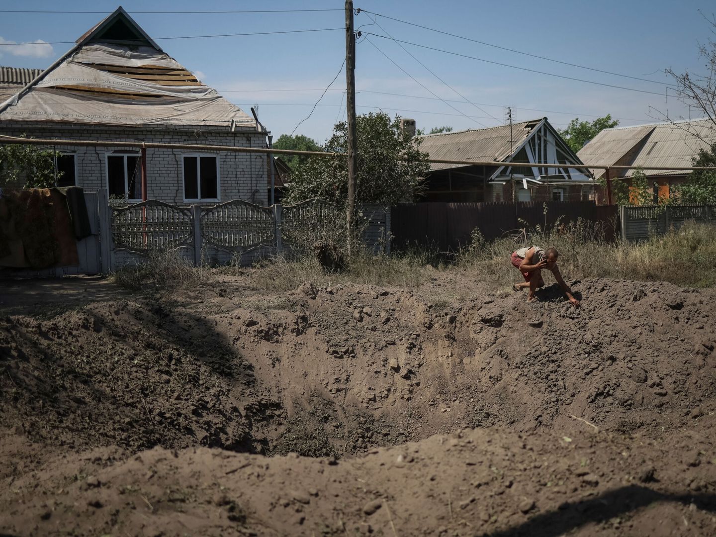 Cráter causado debido a un bombardeo por parte del Ejército ruso, en la ciudad de Druzhkivka, Donetsk. (Reuters/Gleb Garanich)