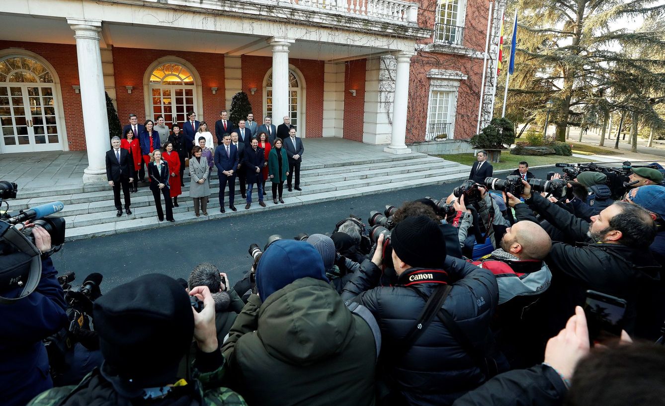 Pedro Sánchez posa con todos sus ministros de este primer Gobierno de coalición en las escalinatas de la Moncloa, este 14 de enero. (EFE)