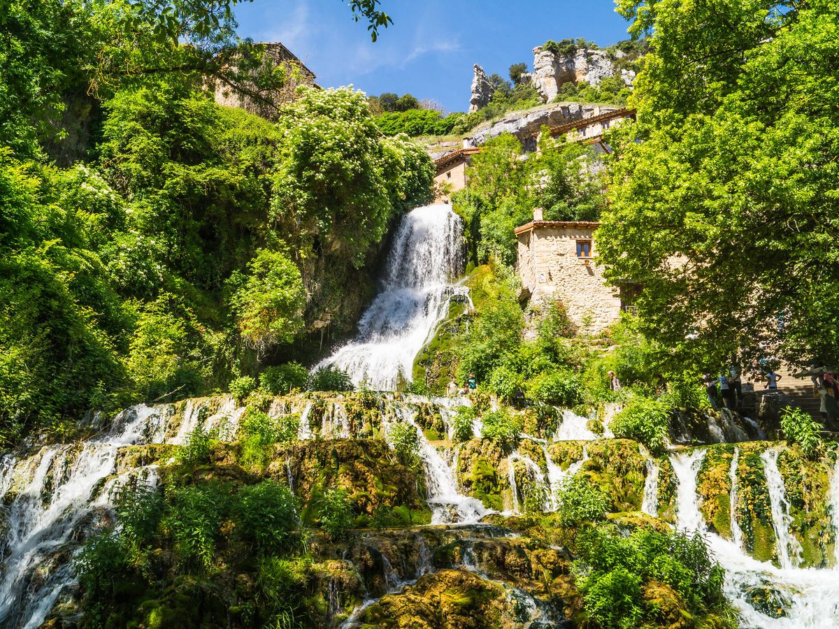 Foto: El pueblo burgalés de Orbaneja del Castillo es famoso por sus impresionantes cascadas (Fuente: iStock)