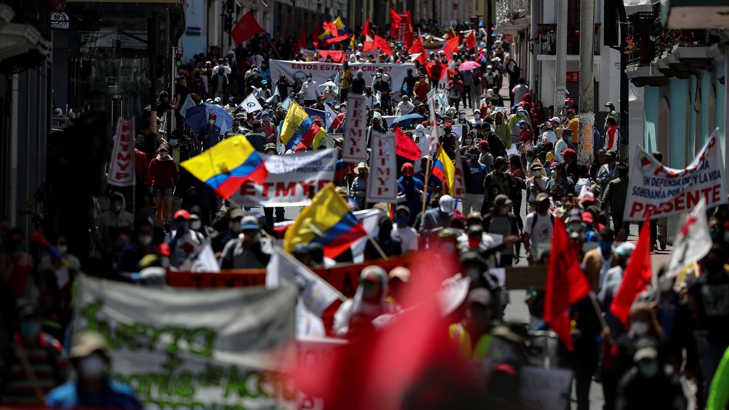 Ecuatorianos toman las calles para protestar contra el Gobierno de Lenín Moreno este lunes, en Quito. (EFE)