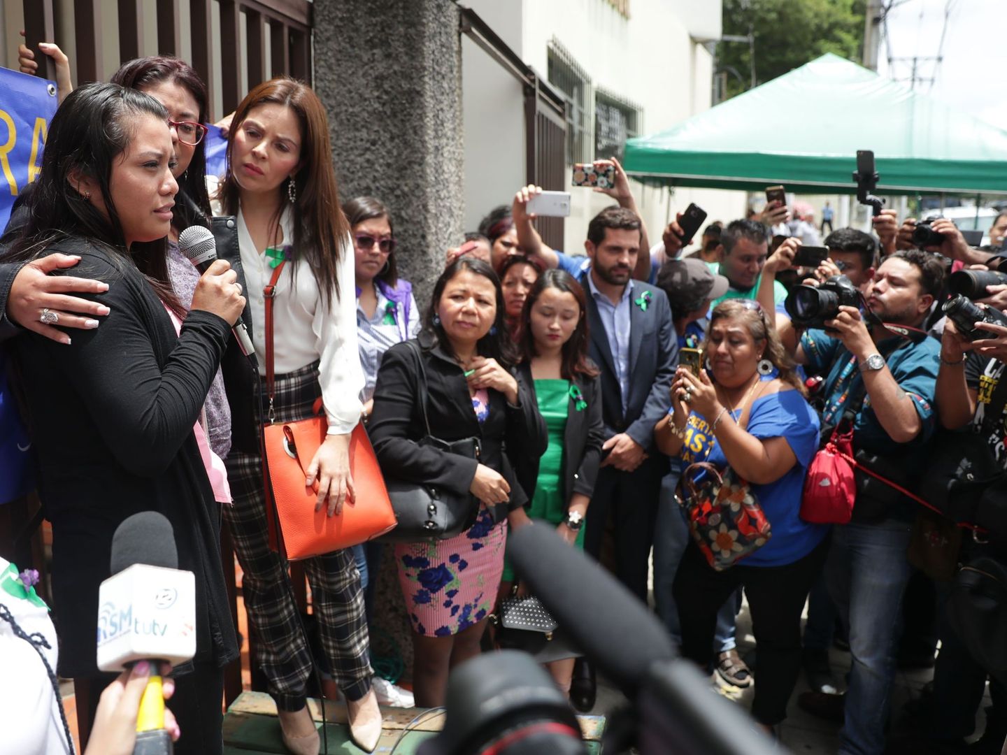 Evelyn Hernández (i) habla ante una multitud, tras saber el fallo de su juicio. (EFE)