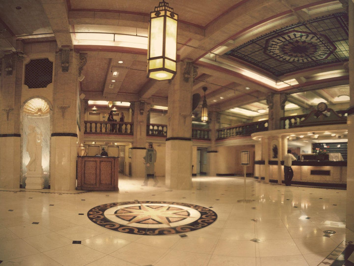 El 'lobby' del Hotel Cecil. (Alejandro Jofré/CC)