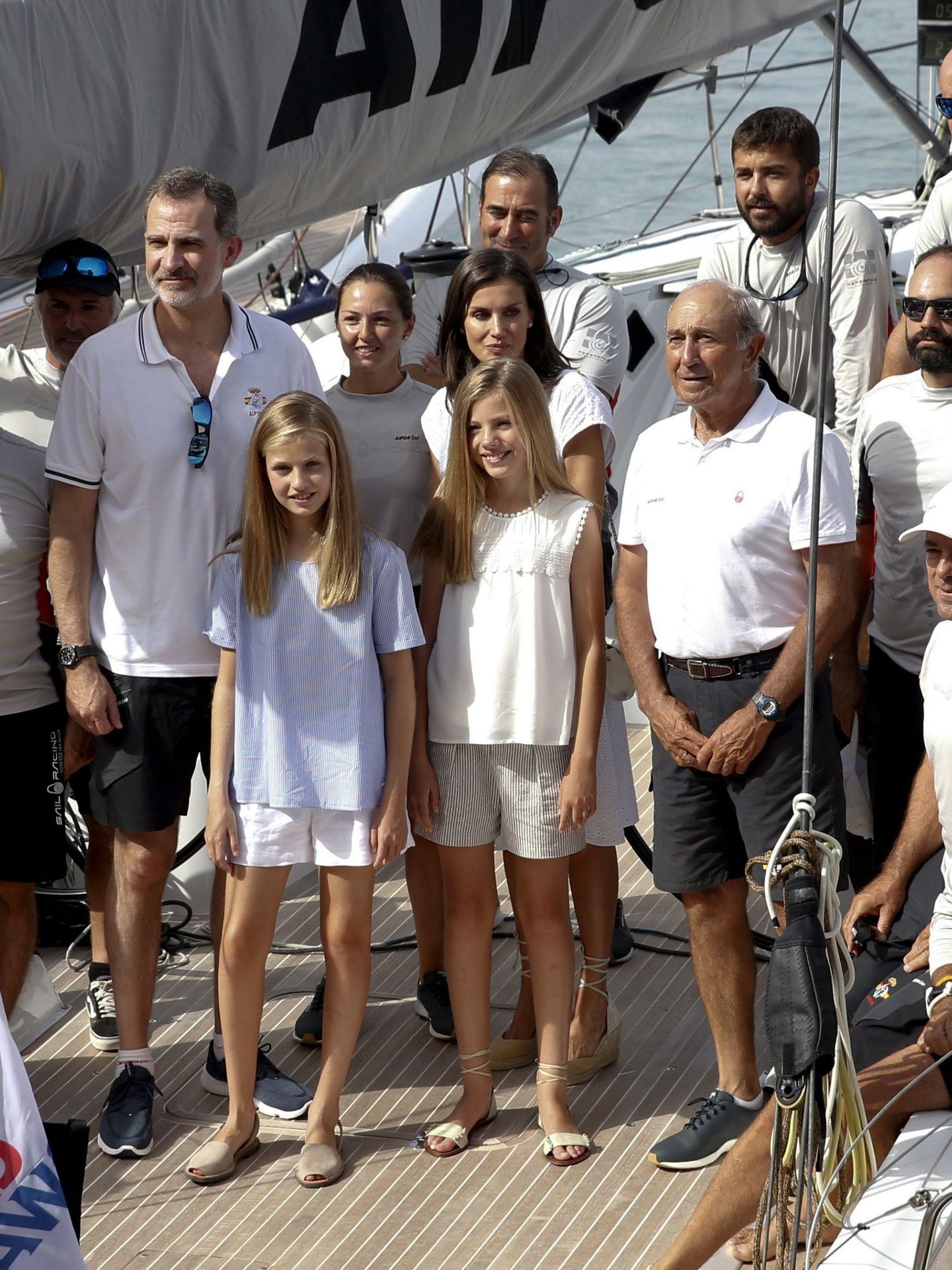Felipe VI y la reina Letizia, con sus hijas Leonor y Sofía junto a la tripulación 'Aifos' en Palma. (EFE)