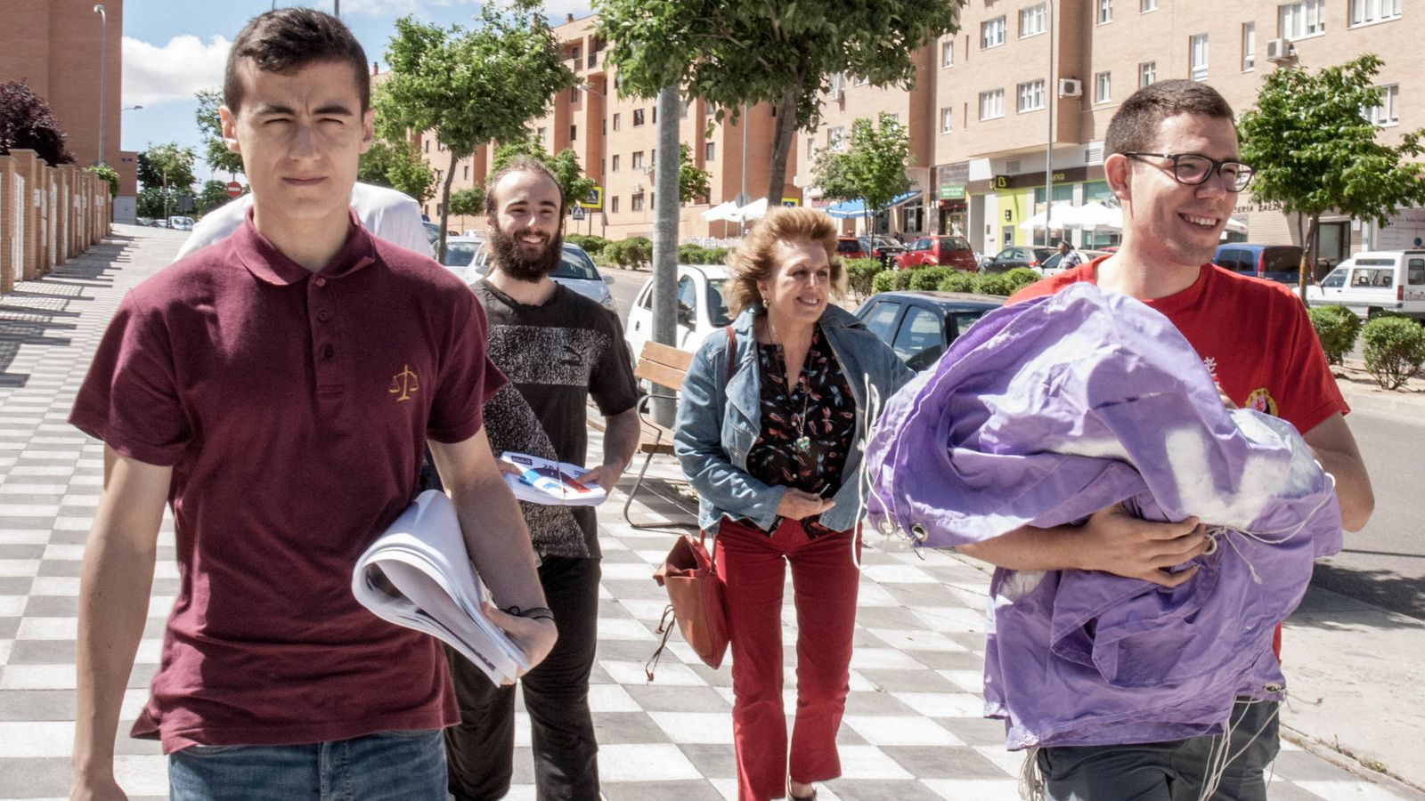 Foto: El equipo de campaña de Unidos Podemos en Cuenca, con la número uno María Ángeles García en el centro, carga con pancartas y octavillas. (D.B.)